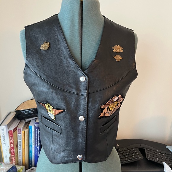 Shaf Women's Leather Vest Motorcycle Harley.
Ladies of Harley patch and buttons - Picture 9 of 10